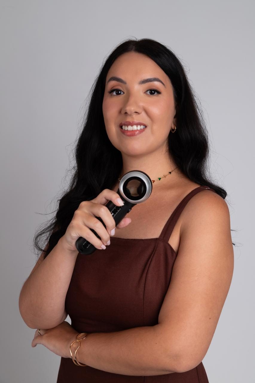 Dra. Tamara em consultório com dermatoscópio